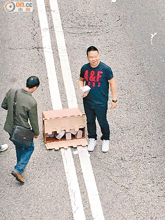 ■市民前仆後繼,從膠箱內執起「錢磚」。(讀者提供)