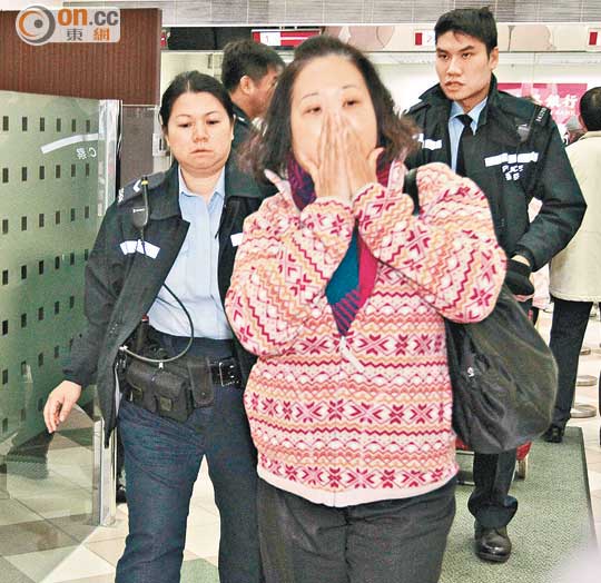 ■涉案珠寶行女職員被帶署調查。