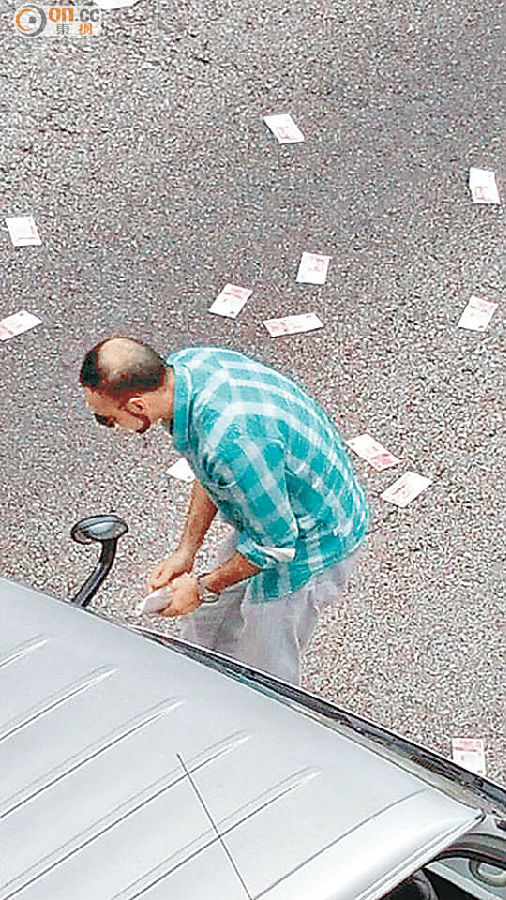 ■外籍漢下車後狂執錢。(讀者提供)