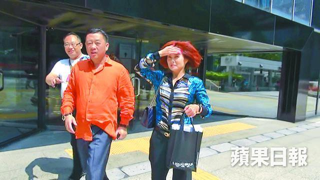 ■天然乳品前董事的妻子叶芳(右)否認洗黑錢。