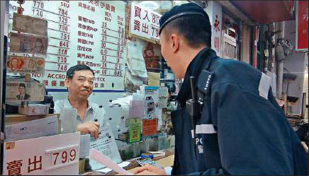 ■Police officers checked with several shops, including money changers, in the hope to get clues to the robbery.