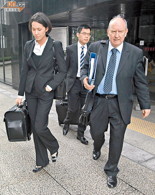 ■控方律師團隊包括資深大律師李定國(右)及活躍社交界的大律師梁芳(左)。