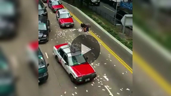 ■影片連結:解款車大解放 平安夜天降「橫財」