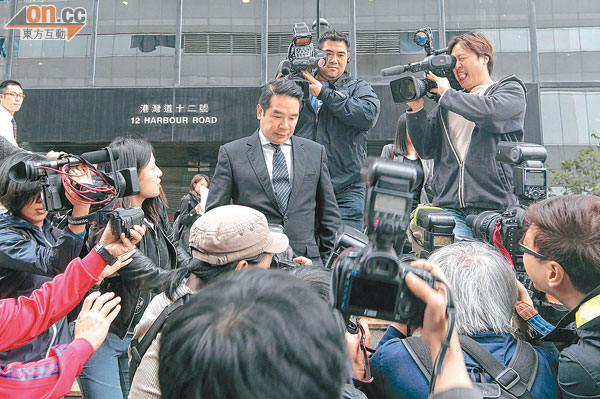 ■被控五項洗黑錢罪名的楊家誠昨到區域法院受審,進出期間被大批記者追訪。