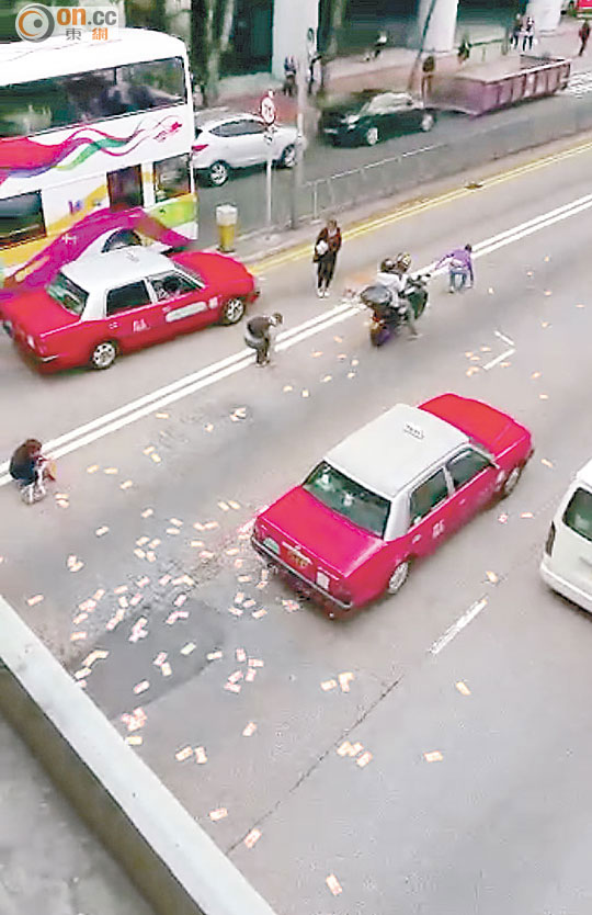 ■市民不顧危險衝出馬路執錢。(讀者提供)