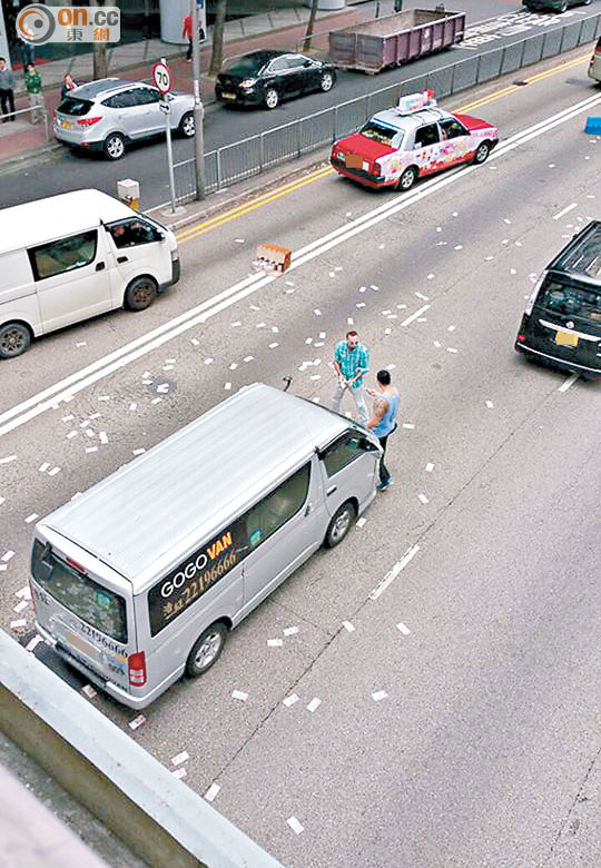 ■紋身漢(右)一度擬將錢交予外籍漢。(讀者提供)