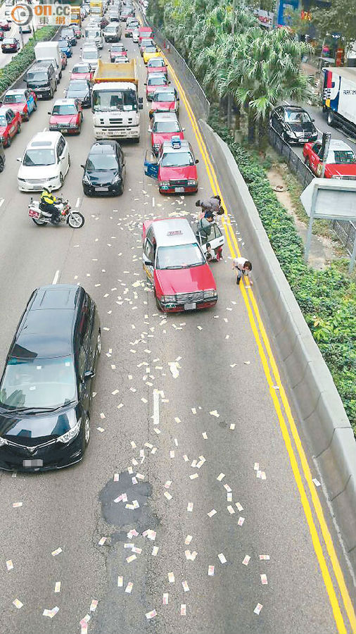 ■有的士乘客抱着「咪執輸」心態,冒險落車執錢。(讀者提供)