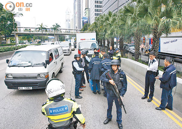 ■警員持槍戒備。(林少兒攝)