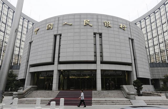 ■人行若正式放寬港人兌換上限,日後要換「人仔」計成本,只需參考離岸價匯率走勢。